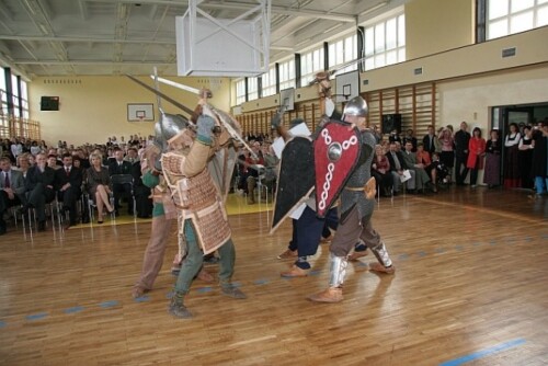 Średniowieczni rycerze toczący walkę - scenka artystyczna