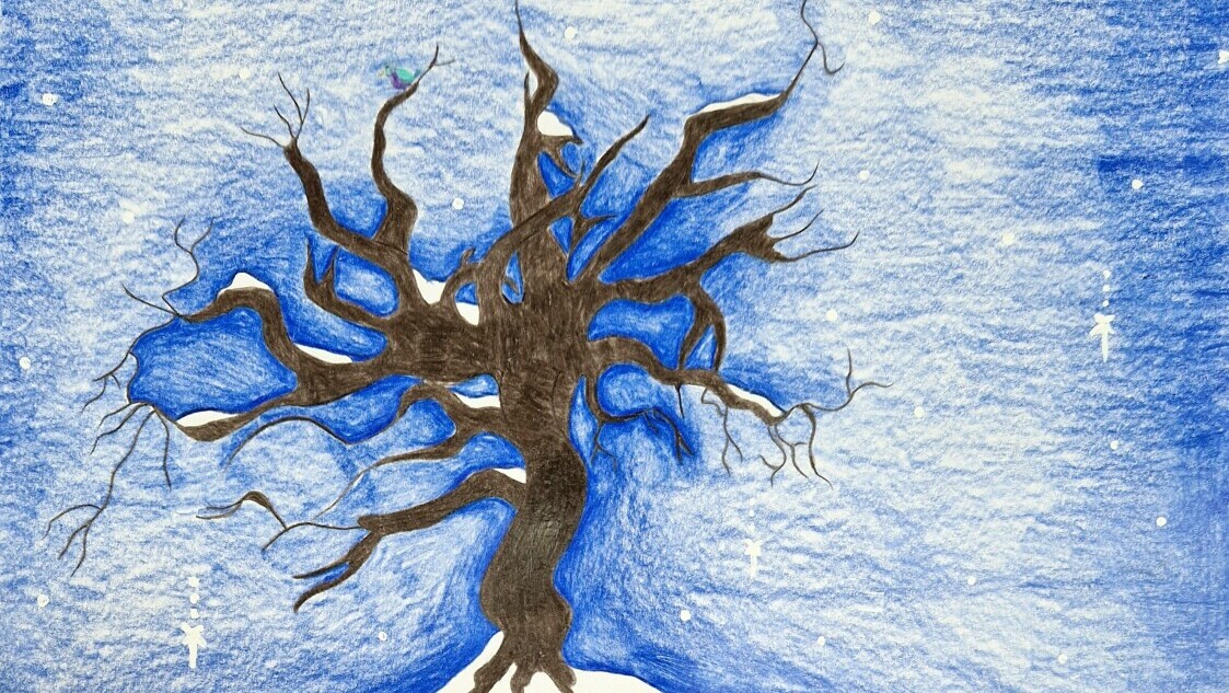 Na zdjęciu widać drzewo, a po nim korzenie i zwierzęta