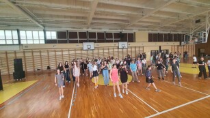Uczniowie szkoły w trakcie tańca na dyskotece szkolnej